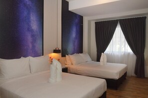 Une chambre d’hôtel avec deux lits, une table de chevet, une lampe, une fenêtre avec des rideaux et un mur orné d’une fresque représentant un ciel étoilé.