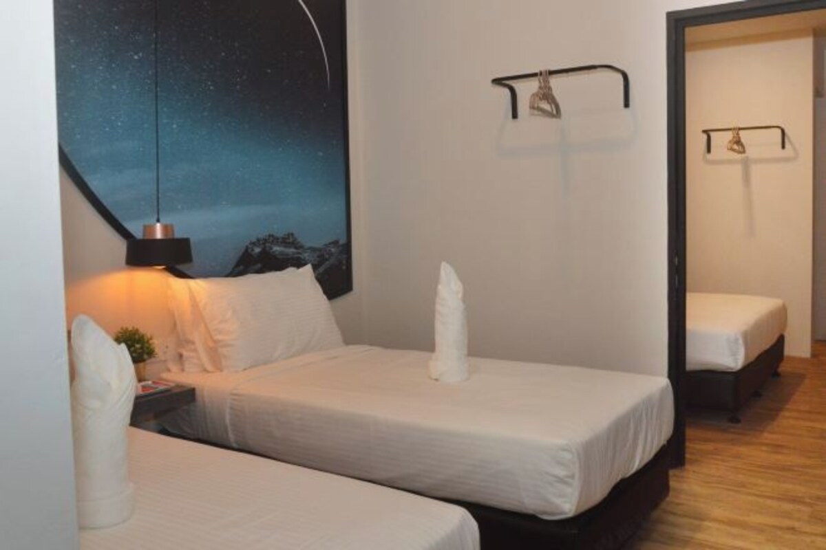 TWIN ROOM (NO WINDOW)