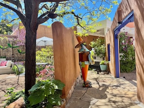 Terrace/patio - Elliot Barker Estate for Large Groups Stroll to Canyon Rd & Plaza (Santa Fe)