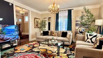 Téléviseur connecté, foyer, livres, sélection de musique