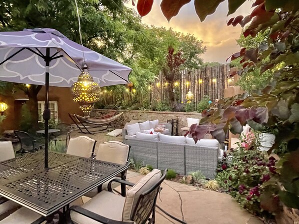 Outdoor dining - Elliot Barker Estate for Large Groups Stroll to Canyon Rd & Plaza (Santa Fe)
