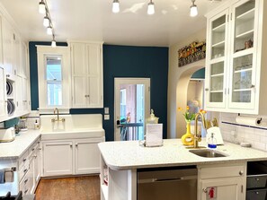 Fridge, microwave, oven, stovetop - Elliot Barker Estate for Large Groups Stroll to Canyon Rd & Plaza (Santa Fe)