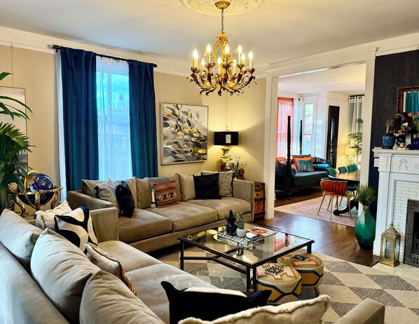 Smart TV, fireplace, books, music library