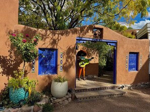 Property grounds - Elliot Barker Estate for Large Groups Stroll to Canyon Rd & Plaza (Santa Fe)