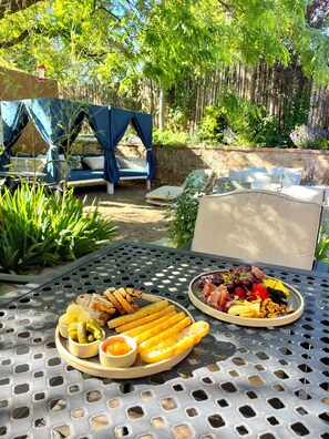 Property grounds - Elliot Barker Estate for Large Groups Stroll to Canyon Rd & Plaza (Santa Fe)