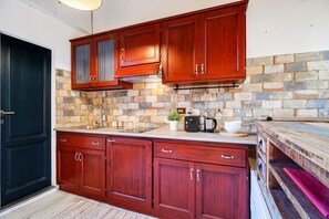 Fridge, stovetop, toaster, cookware/dishes/utensils - GuestHost - Gioberti Cozy Apartment with Terrace (FI)