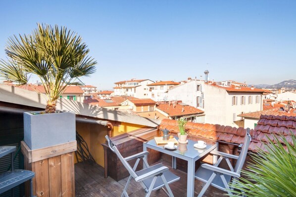 Outdoor dining - GuestHost - Gioberti Cozy Apartment with Terrace (FI)