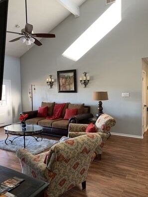 Smart TV, fireplace, ping pong, books - Home on the Green (Salado)