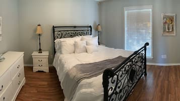 3 bedrooms, desk, iron/ironing board, free WiFi