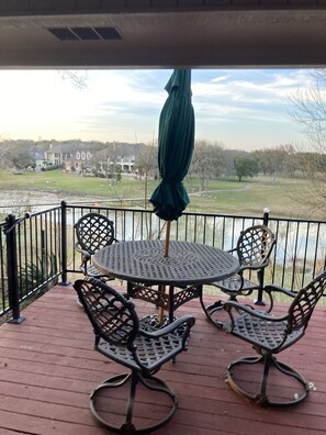 Outdoor dining - Home on the Green (Salado)