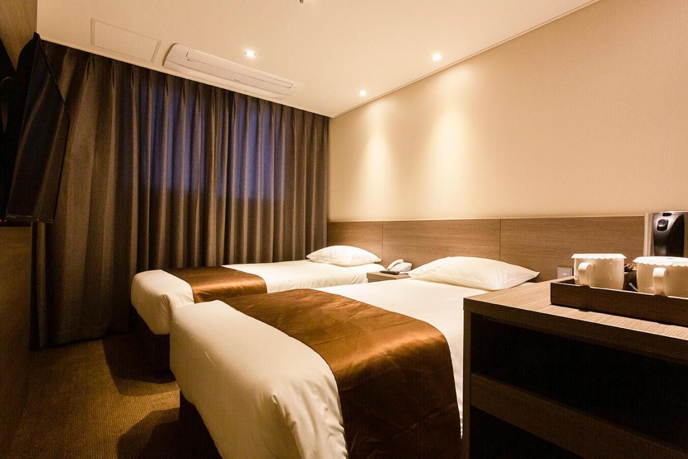 blackout curtains, soundproofing, free wifi, bed sheets