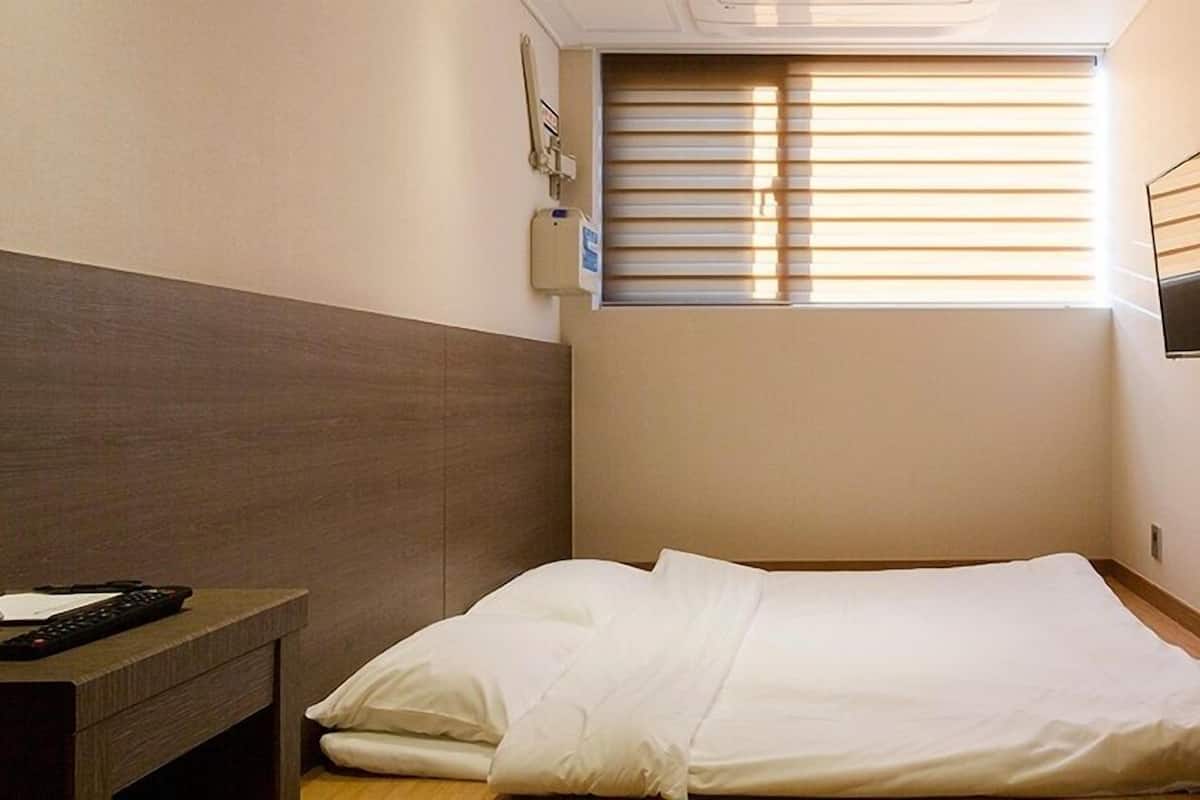 Verdunkelungsvorhänge, schallisolierte Zimmer, kostenloses WLAN