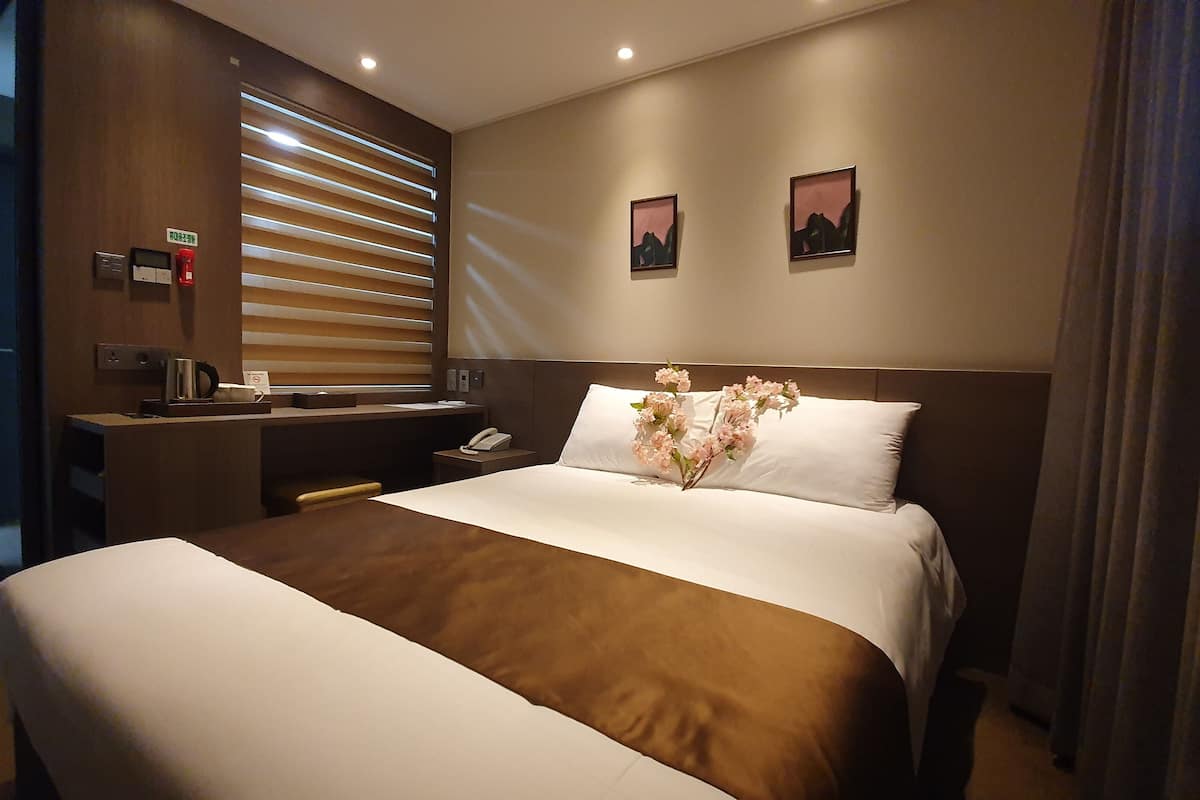 blackout curtains, soundproofing, free wifi, bed sheets