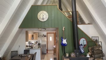 Smart-tv, eldstad, dvd-spelare och böcker