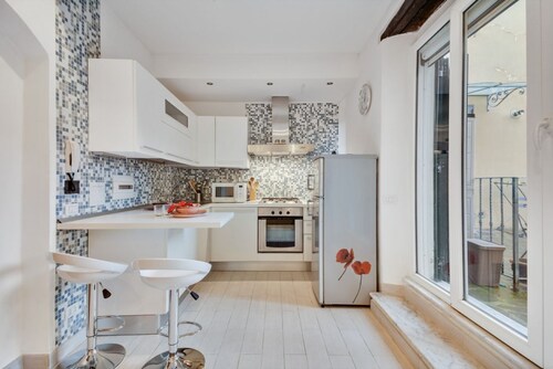 GuestHost - Coverciano Modern Apartment with Patio!