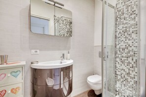 Douche, sèche-cheveux, bidet