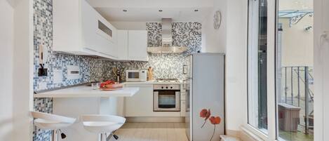 Four Ă micro-ondes, un four, surface de cuisson, lave-vaisselle