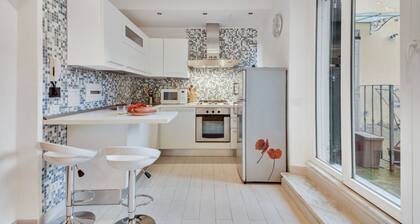 GuestHost - Coverciano Modern Apartment with Patio!