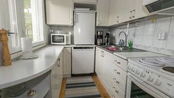 Refrigerador, microondas, lavavajillas, utensilios de cocina