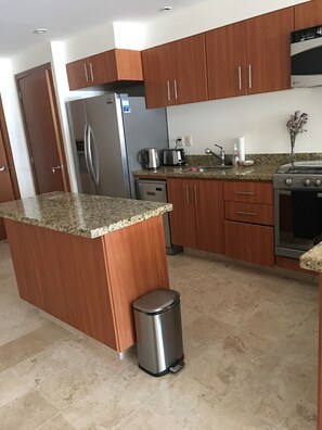 Jääkaappi, mikroaaltouuni, uuni, liesi