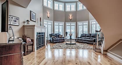 Njoy Luxury - MUST experience this exclusive and stunning lakeview home