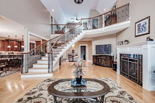 Njoy Luxury - MUST experience this exclusive and stunning lakeview home 