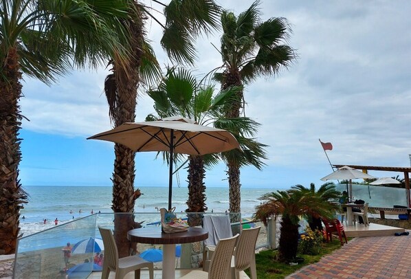 Outdoor dining - Beautiful beachfront apartment Diamond Beach (Tonsupa)