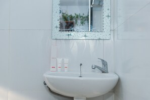 Bathroom - OYO 1380 Velodrome Family House (Malang)