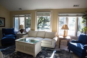 Smart-TV, peis, DVD-spiller og bøker