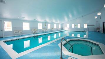 Een binnenzwembad en een verwarmd zwembad