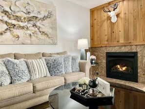 Smart TV, fireplace, books - Relaxing Dog Friendly Resort Condo – Pool, Sauna & Year-Round Fun! (Harbor Springs)