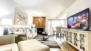 Smart-tv, een open haard en boeken