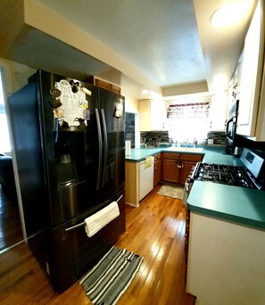 Fridge, microwave, oven, stovetop - Cozy and spacious oehman home (Buffalo)