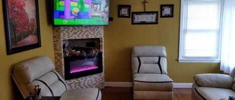 TV, lareira, DVD player, livros