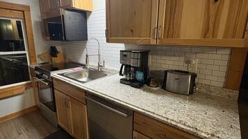 Geladeira, micro-ondas, cooktop, cafeteira/chaleira