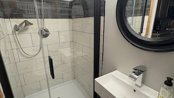 Dusj, hårføner, håndklær og såpe