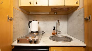 Refrigerador, placa de cocina, tostadora