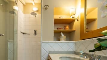 Ducha, secador de pelo, bidet, toallas