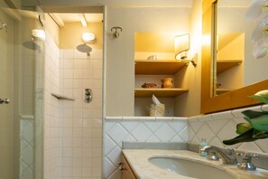 Shower, hair dryer, bidet, towels - San Jacopo Top in Florence by Mmega (Firenze)