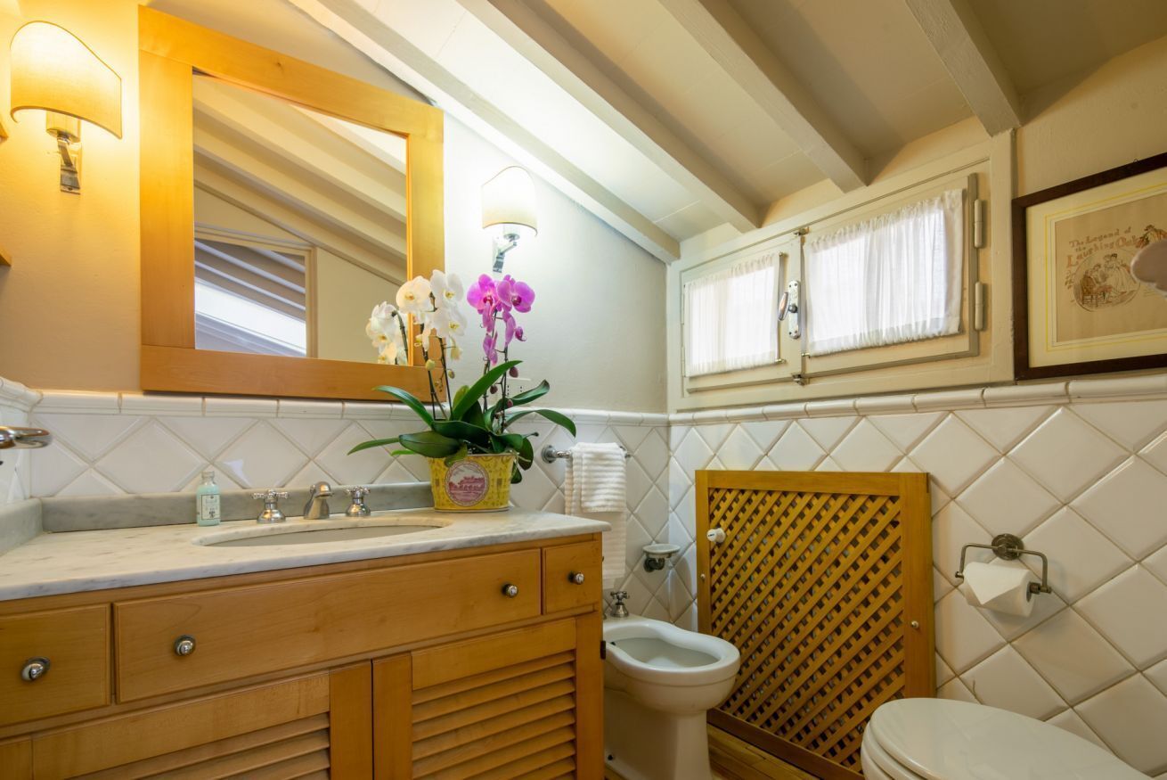 Douche, sèche-cheveux, bidet, serviettes fournies