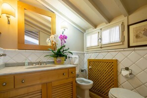 Douche, sèche-cheveux, bidet, serviettes fournies