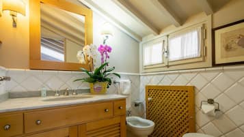 Doccia, asciugacapelli, bidet, asciugamani