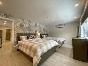 1 habitación, tabla de planchar con plancha y cuna de viaje