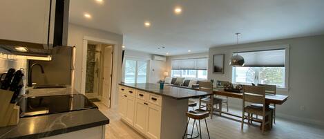 Refrigerador, microondas, horno, placa de cocina