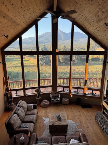 Flagstaff Cabin! 5 Minutes from Snowbowl! Stunning Views on 1+ Acre. Sleeps 8!