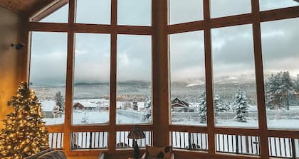Flagstaff Cabin! 5 Minutes from Snowbowl! Stunning Views on 1+ Acre. Sleeps 8!