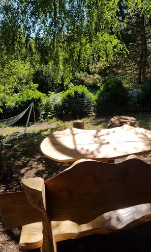 Outdoor dining - Stunning countryside bow top wagon (Belle-Isle-en-Terre)