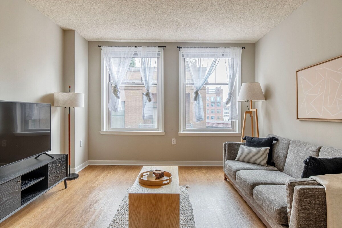Sharp Foggy Bottom 1BR w/ gym, rooftop + doorman by Blueground