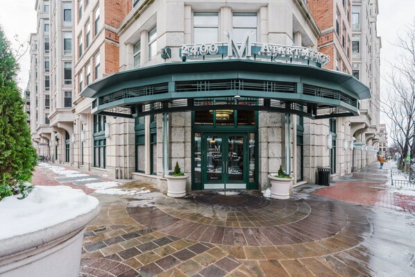 Exterior detail - Sharp Foggy Bottom 1BR w/ gym, rooftop + doorman by Blueground (Washington, D.C.)