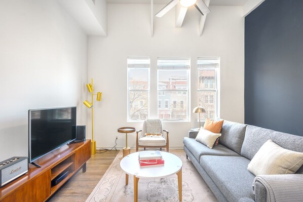 TV, stereo - Ample Dupont Circle 2BR nr. U Street & Adam's Morgan, by Blueground (Washington, D.C.)
